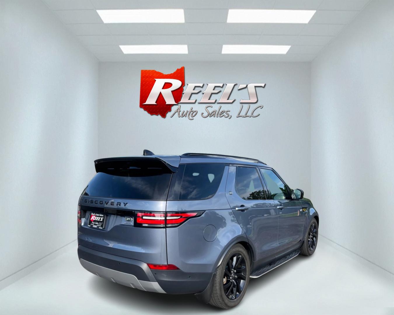 2018 Blue /Black Land Rover Discovery HSE (SALRR2RV5JA) with an 3.0L V6 DOHC 24V Supercharged engine, 8A transmission, located at 11115 Chardon Rd. , Chardon, OH, 44024, (440) 214-9705, 41.580246, -81.241943 - This 2018 Land Rover Discovery HSE is a luxurious and capable SUV that offers a blend of comfort, technology, and off-road prowess. With its 3.0L supercharged V6 engine, it produces 340 horsepower and is paired with an 8-speed automatic transmission. The interior features premium leather upholstery, - Photo#5
